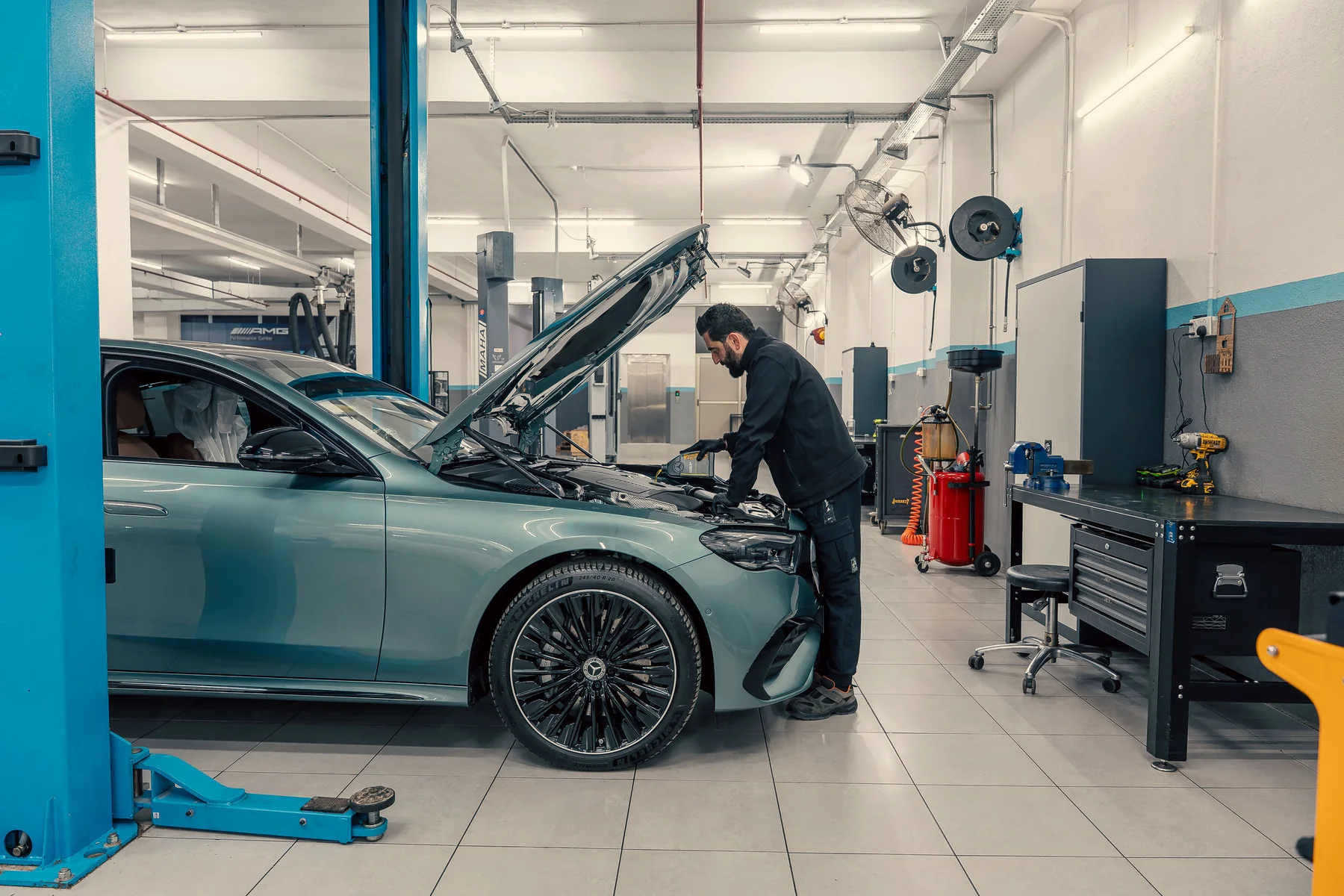 Mechaniker kontrolliert ein Fahrzeug in moderner Garage